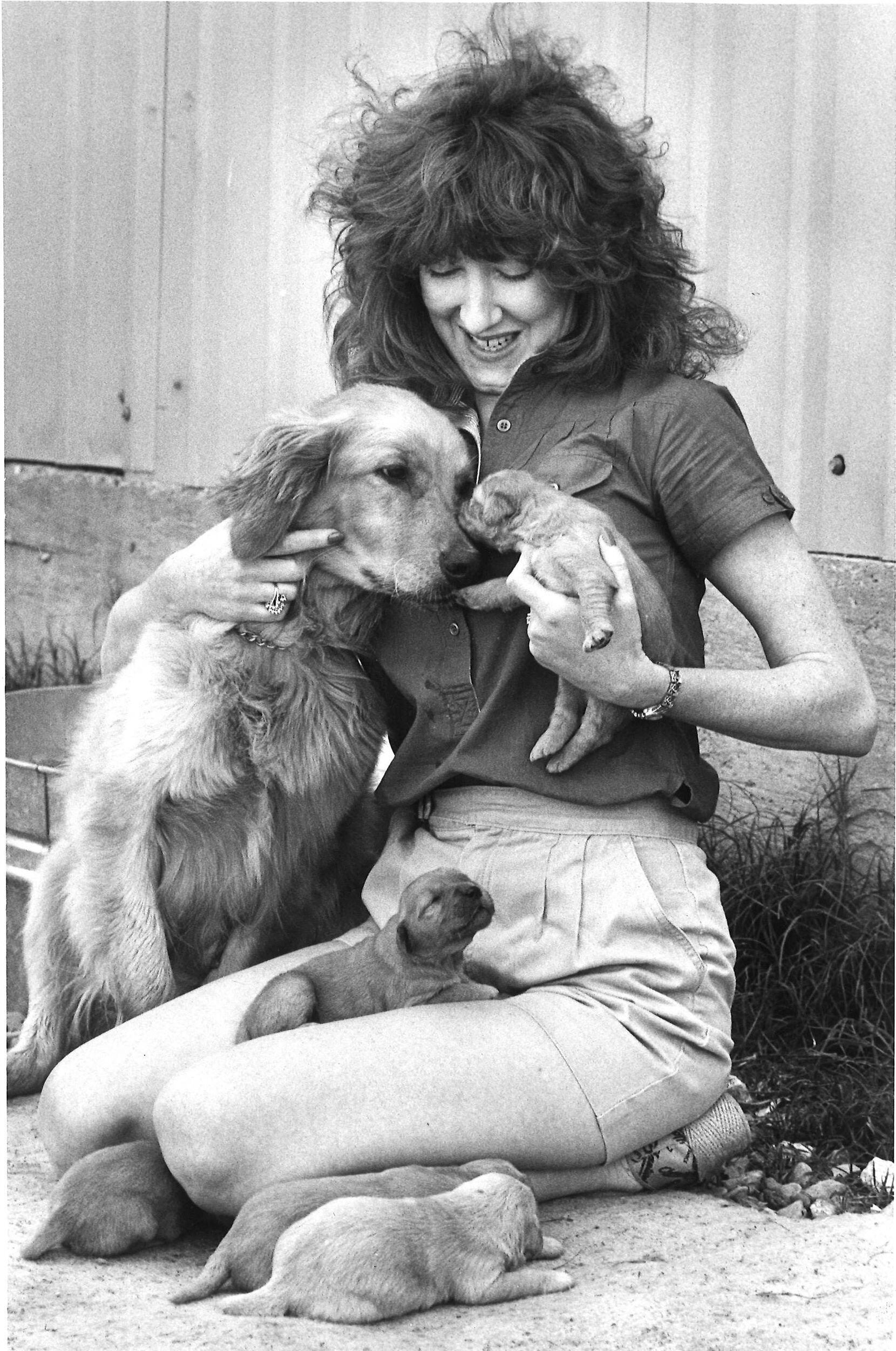 Julie Kravis shows off Starr and her pups in 1981.