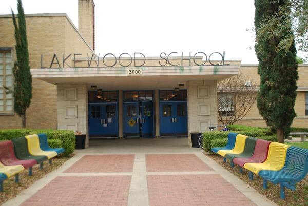 La fachada de Lakewood Elementary School en Dallas.