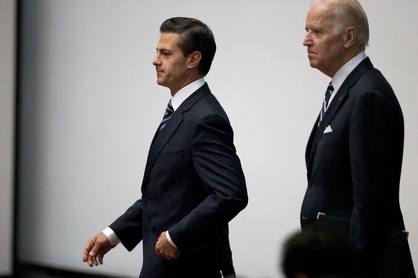 El mandatario mexicano Enrique Peña Nieto (izq.) y el vicepresidente Joe Biden, durante una...