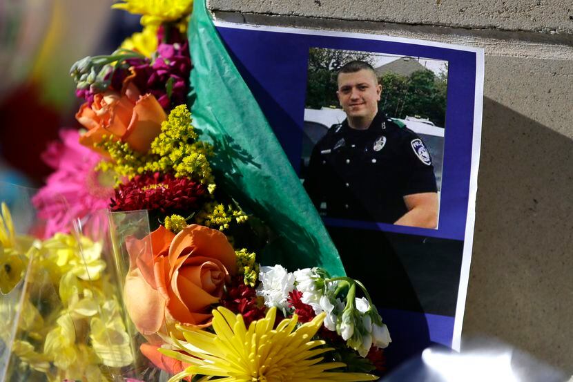 Un arreglo floral en la sede de la policía de Euless, en honor del agente David Hofer,...