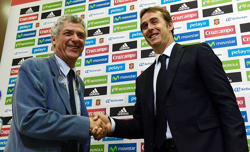 Julen Lopetegui (der.) se saluda con el presidente de la federación española de futbol,...
