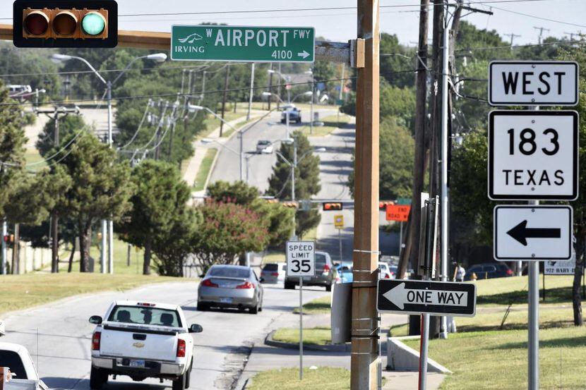 Un señalamiento indica una rampa de entrada a la autopista 183 en Irving.(DMN)
