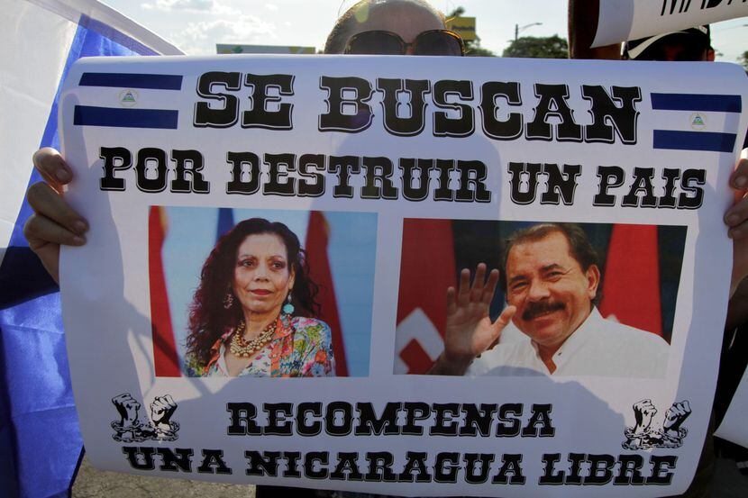 Una pancarta de condena al presidnete Daniel ortega y su esposa Rosario Murillo en...