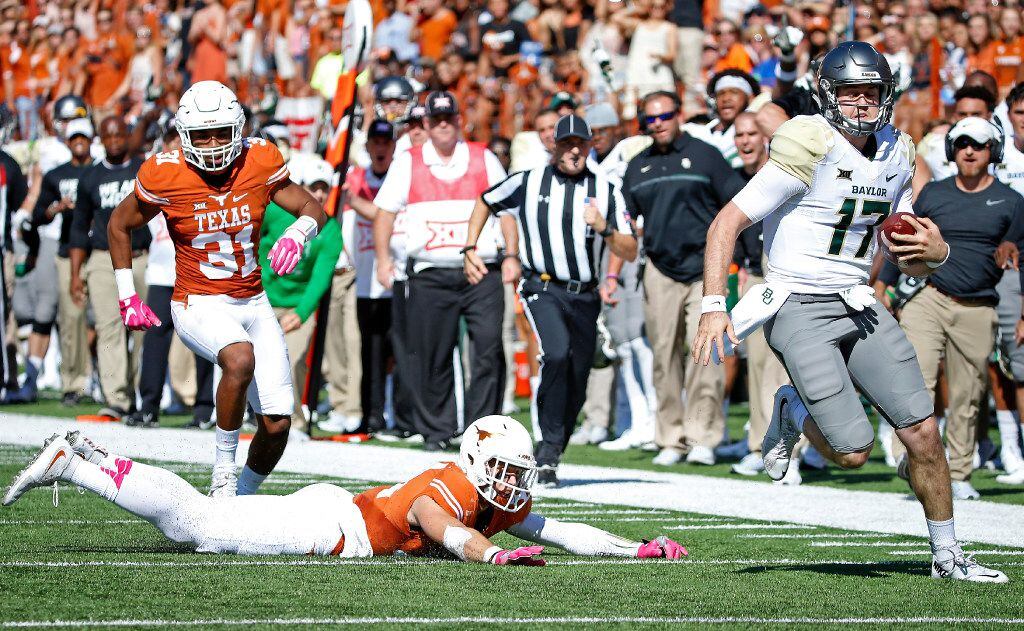 Baylor quarterback Seth Russell (17) gets away from a tackle attempt by Texas safety Dylan...