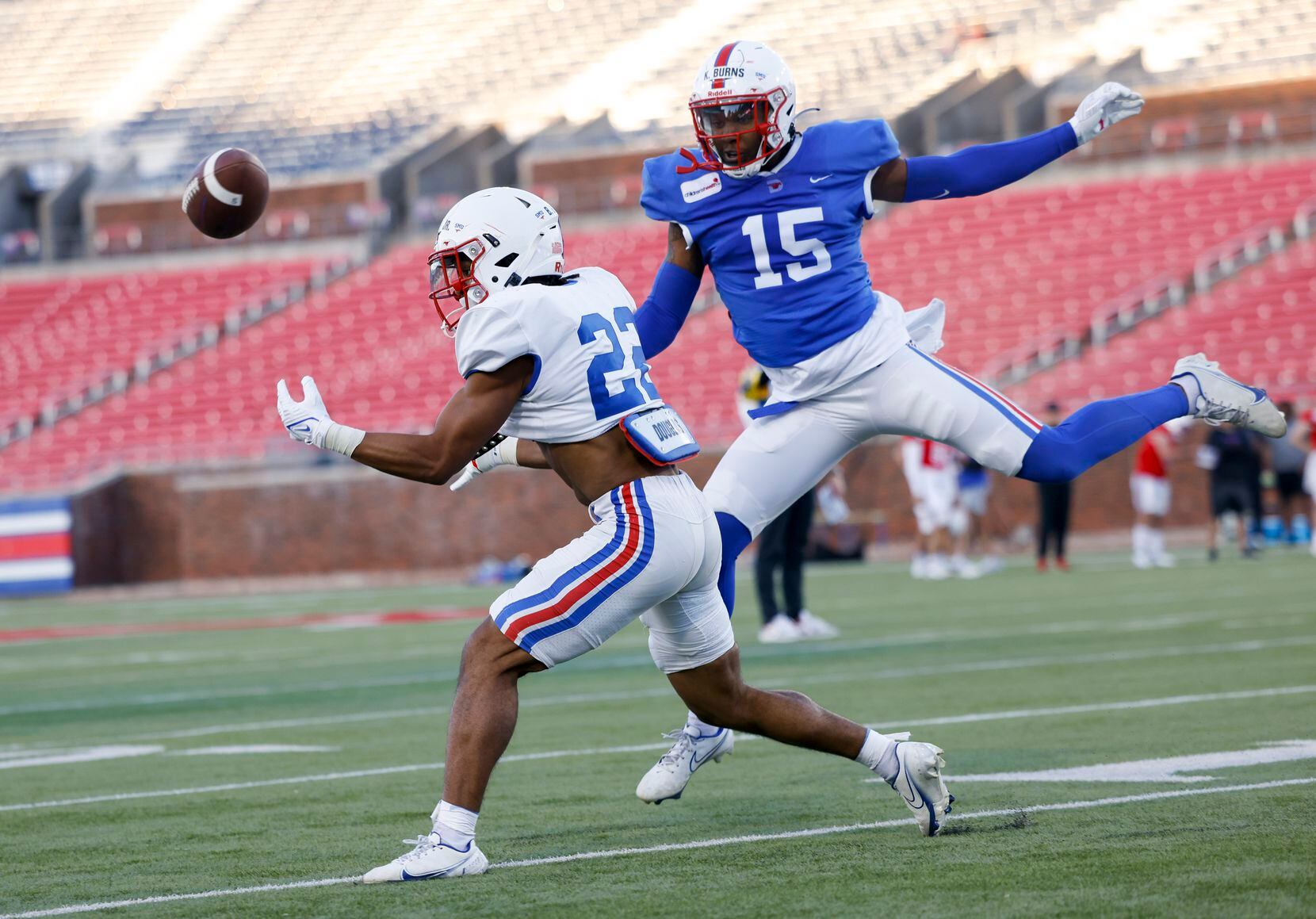 Southern Methodist Mustangs running back Brandon Epton Jr. (22) fails to catch a pass as...