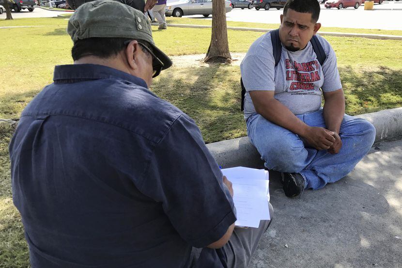 El trabajador Guillermo Miranda Vazquez habla con un encuestador sobre las condiciones y...