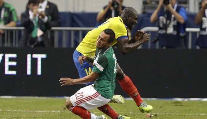 Luis Montes del Tri se lesionó en mayo del 2014 al chocar contra Segundo Castillo de Ecuador...