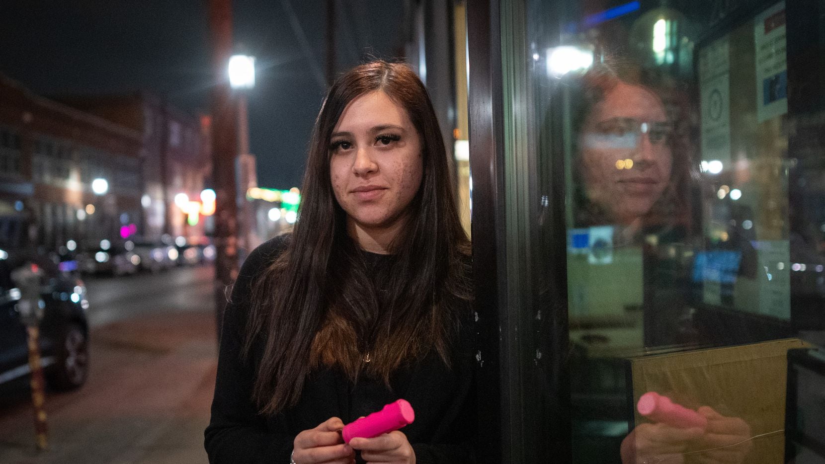 Seryna Fagan, de 18 años, carga gas pimienta como medida de seguridad para cuando deja su...
