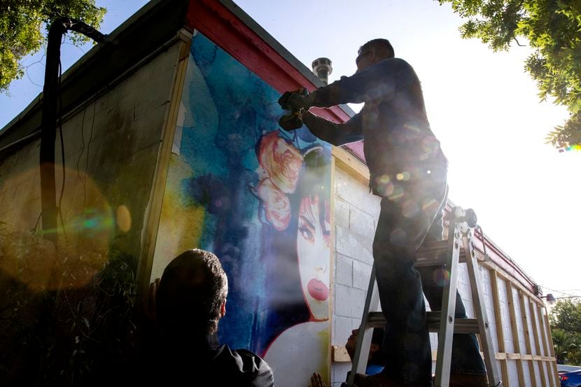 Trabajadores instalan un nuevo mural de Selena afuera de una tienda de comida en Molina,...