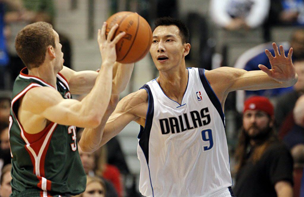 Dallas Mavericks power forward Yi Jianlian (9) defends Milwaukee Bucks forward Jon Leuer...