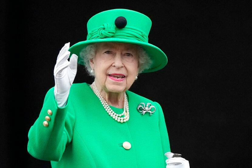 La reina Isabel II saluda a la multitud durante el desfile del Jubileo de Platino en el...