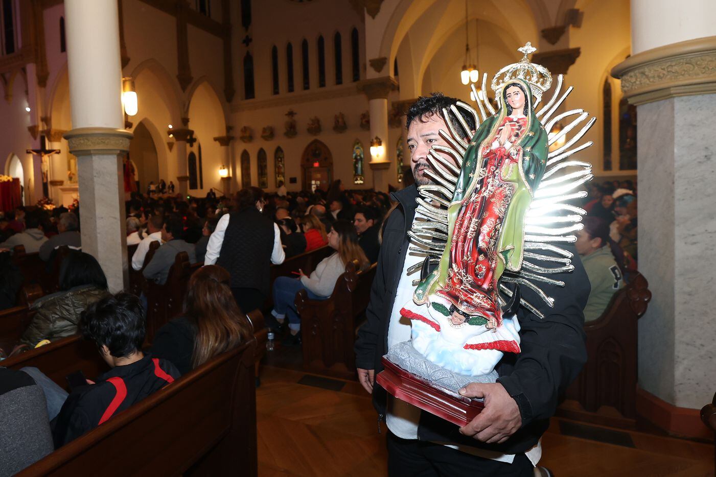Imágenes de la celebración a la Virgen de Guadalupe en la Catedral Santuario de Guadalupe de...