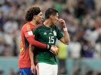 El arquero de México Guillermo Ochoa abraza Héctor Moreno (derecha) tras la derrota 2-0 en...
