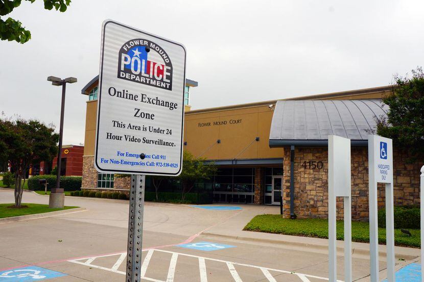 La policía de Flower Mound creó una zona segura para intercambiar compras hechas en línea....