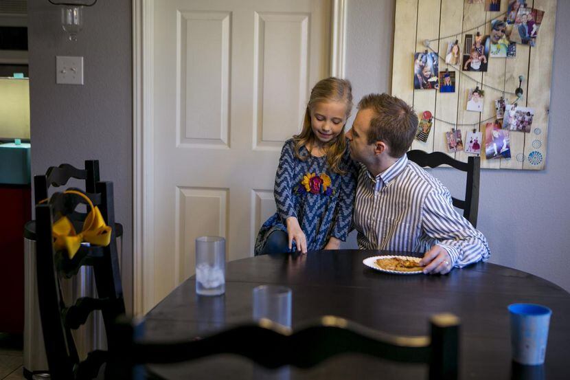 Bella Burkholder, de 7 años de edad, y su padre Kyle, quienes pagan por sus gasots médicos...
