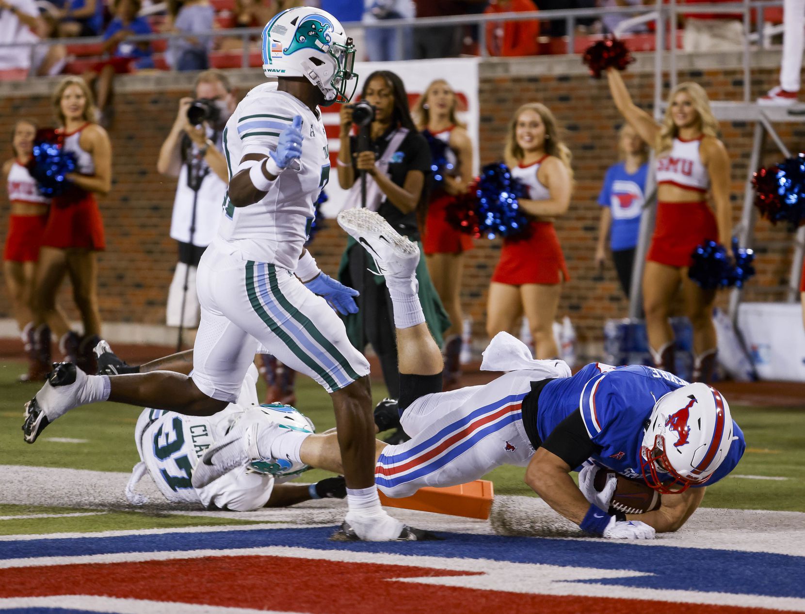 Southern Methodist Mustangs tight end Tommy McIntyre (86) falls in for a touchdown during...