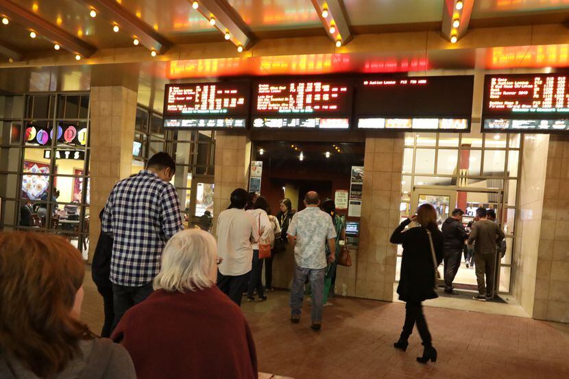 Clientes compran boletos en un Cinemark en Plano.