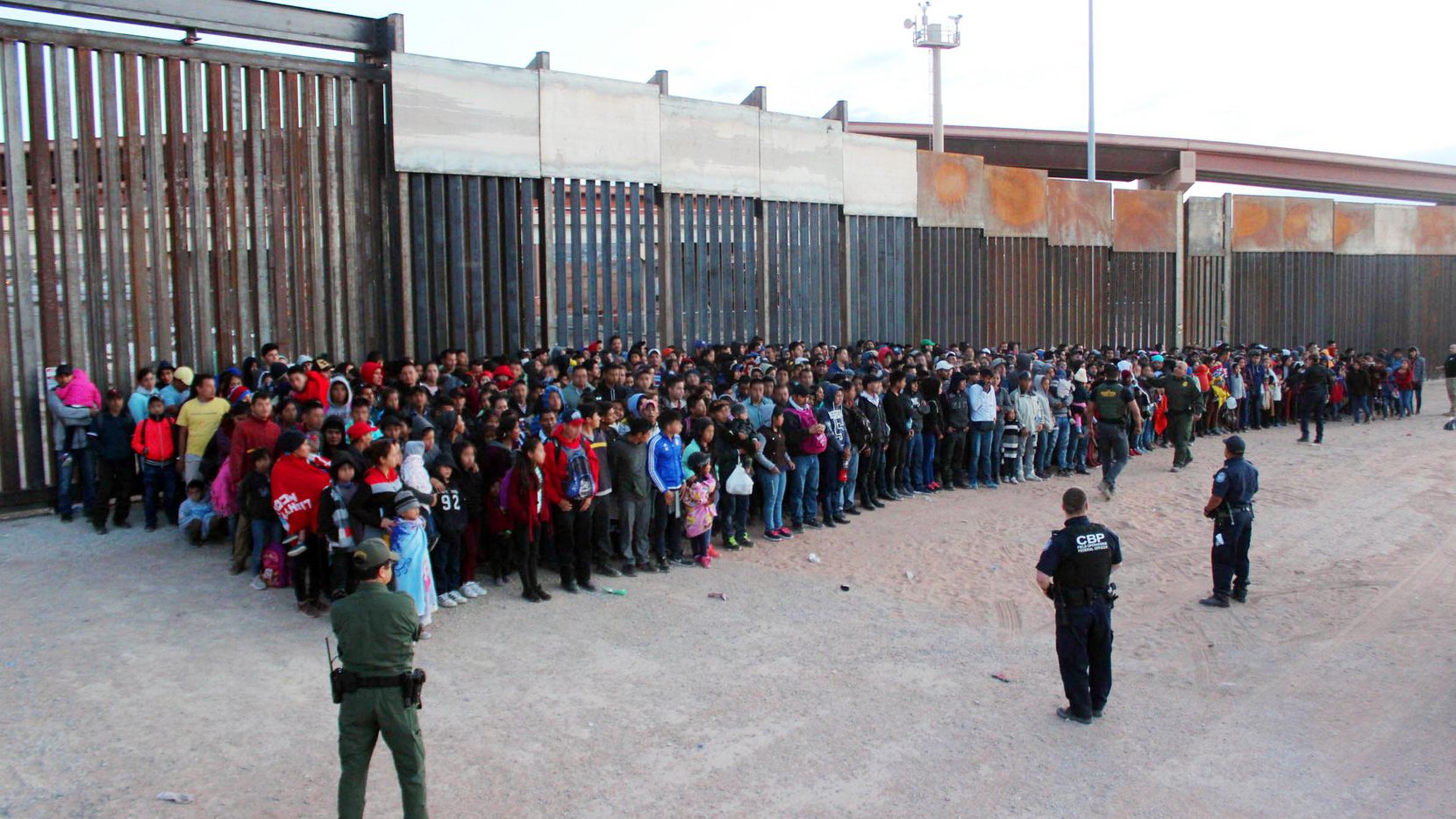 Fotografía proporcionada por la agencia de Protección Fronteriza y Aduanas que muestra el grupo de migrantes que se entregaron en El Paso.(AP)
