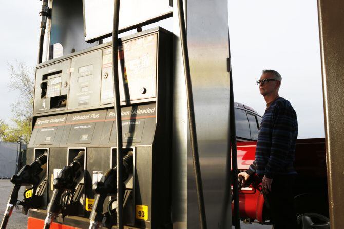 Carl Reddick pone gasolina en una estación de Race Trac en Mockingbird Lane en Dallas....