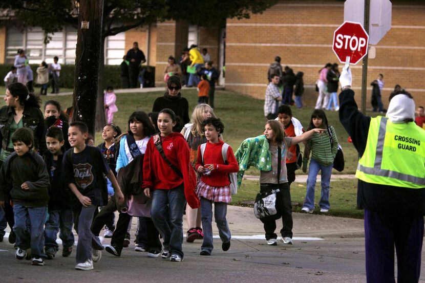 ¿Sabes dirigir a niños en edad escolar? Irving requiere guardias para cruzar la calle....