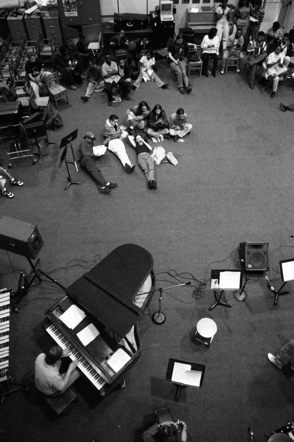 Šioje 1994 m. nuotraukoje Menų džiazo fakulteto kvintetas koncertavo miniai per pietus ...