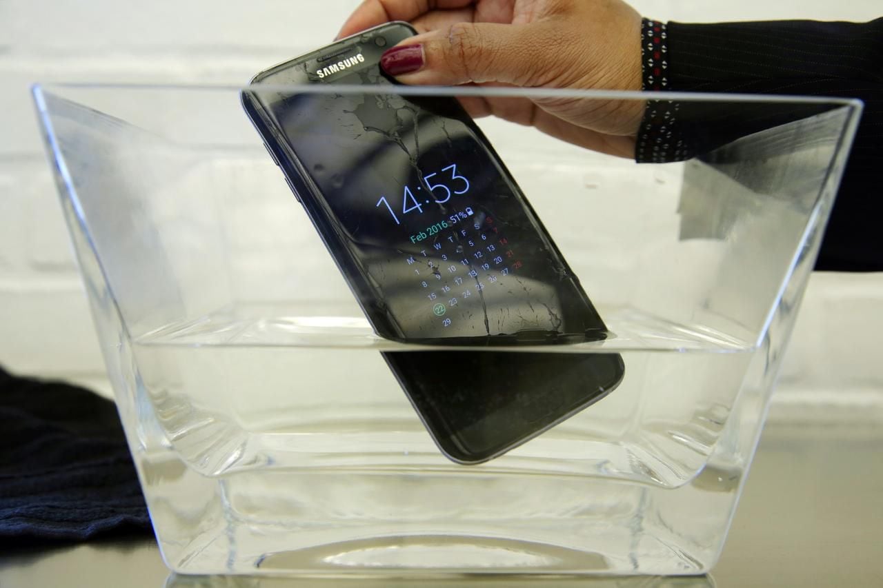 Una prueba de la revista Consumer Reports reveló que el Samsung Galaxy S7 Active falló tras...