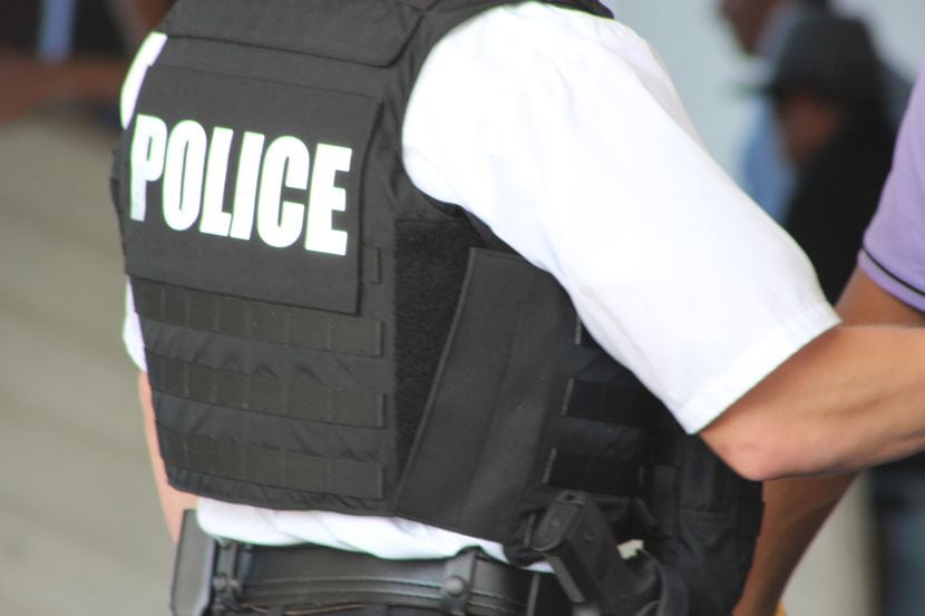 Agente de la ley porta un chaleco protector a impacto de balas. (iStock Photo)
