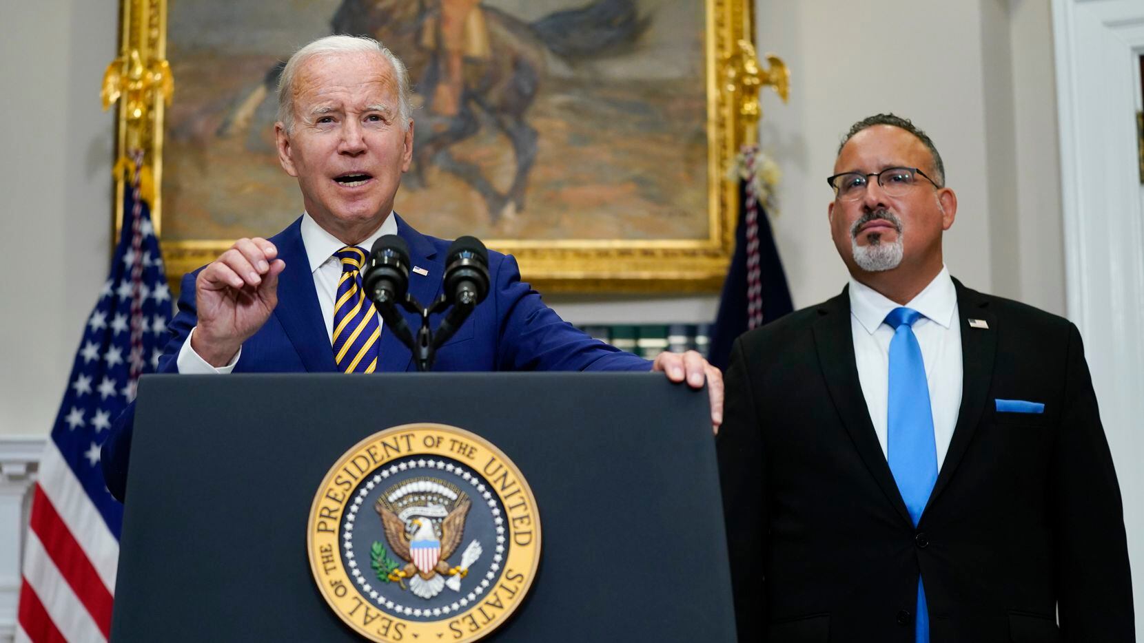 El presidente Joe Biden habla sobre la condonación de deuda estudiantil en el Roosevelt Room...