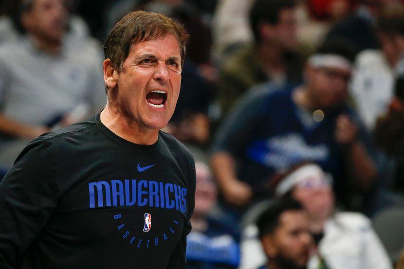 El dueño de los Dallas Mavericks, Mark Cuban, grita a un árbitro durante el juego de su...