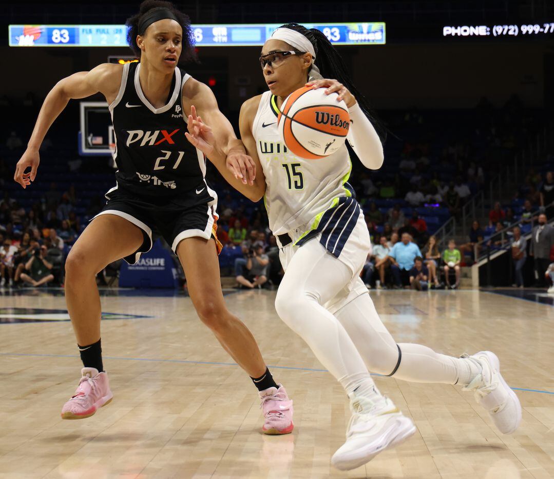 Dallas Wings guard Allisha Gray (15) drives to the basket against the defense of Phoenix...