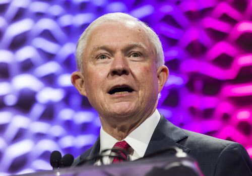 El Procurador General de Estados Unidos, Jeff Sessions, habla durante la conferencia DARE en...