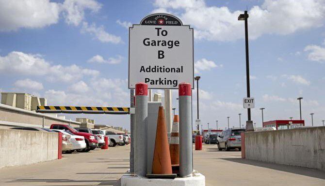 El ayuntamiento de Dallas planea construir un nuevo estacionamiento en el aeropuerto...