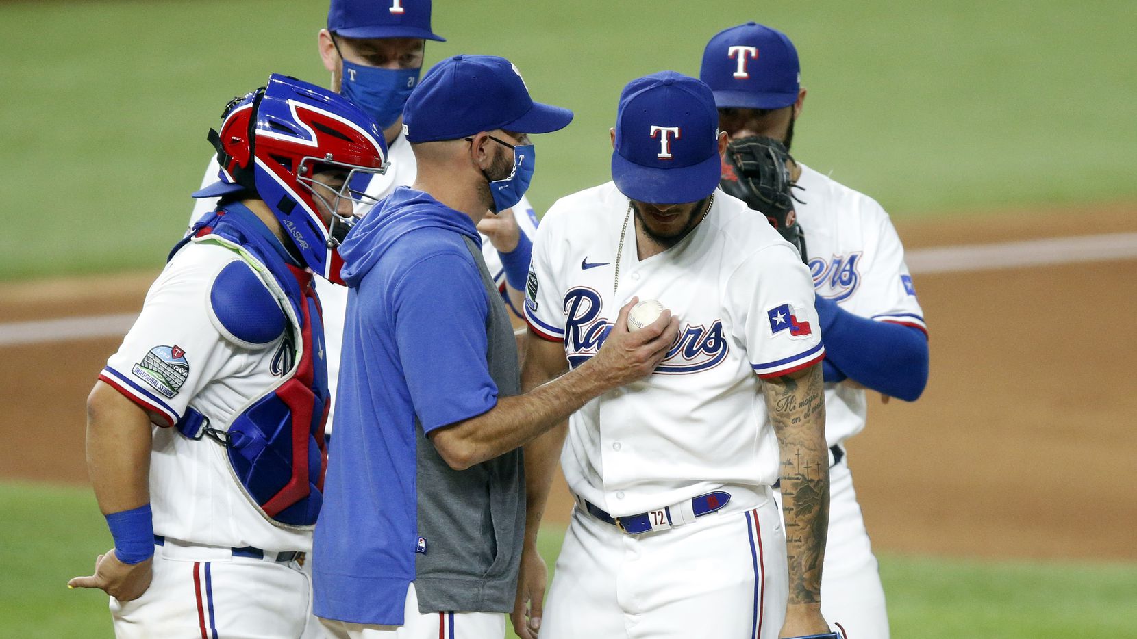 Texas Rangers manager Chris Woodward taps relief pitcher Jonathan Hernandez (72) on the...