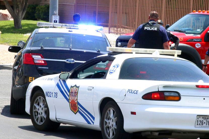 Autos de la Policía de El Paso acordonaron la escena del toroteo cerca del CIelo Vista Mall...