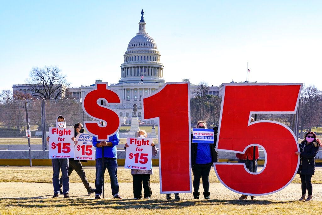 Activistas hacen un llamado en favor del salario mínimo de 15 dólares la hora cerca del...