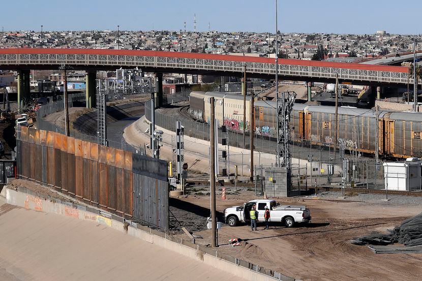 Una nueva barrera con barrotes de metal es construida en el lado estadounidense de el Río...