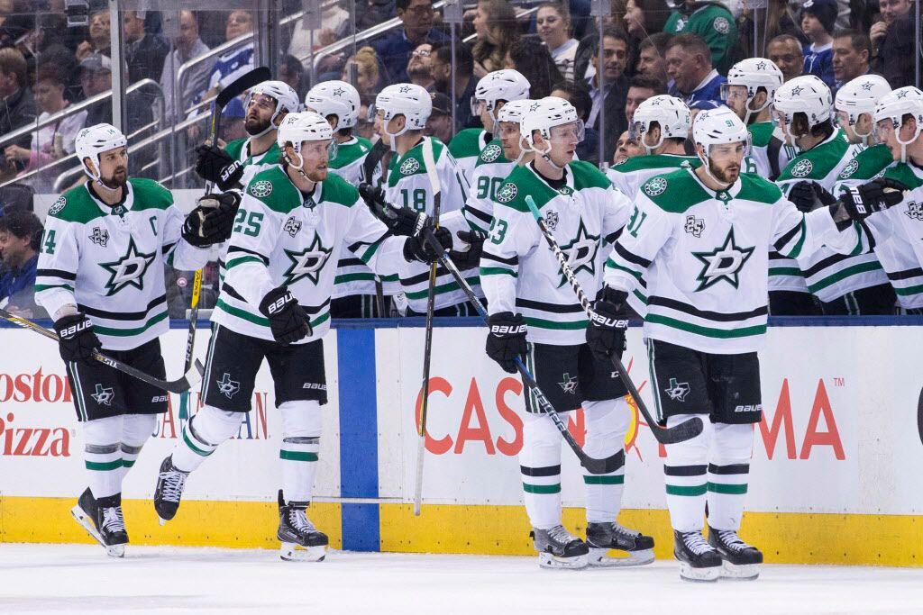 Dallas Stars centrer Tyler Seguin (91) celebrates at the bench after scoring against the...