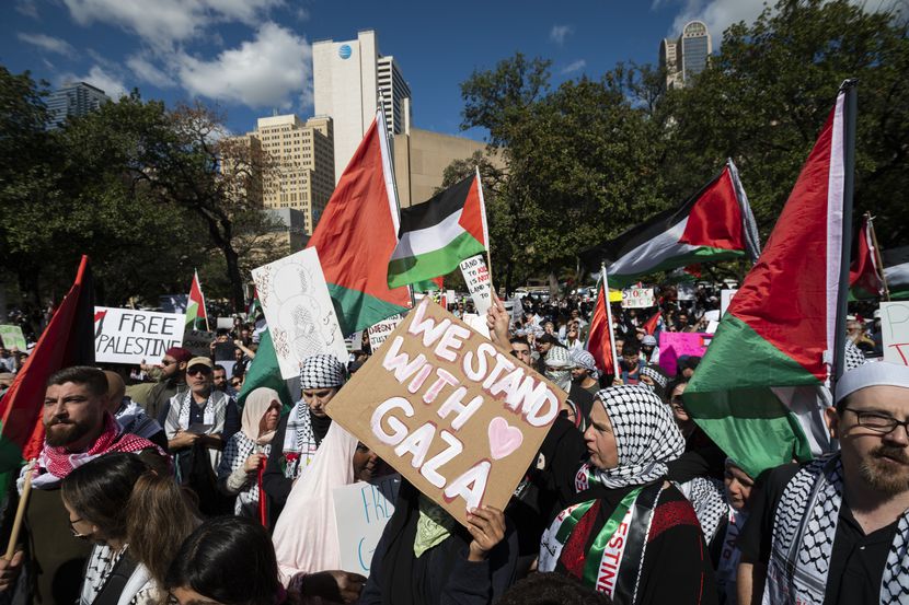 Muchos asistentes a la marcha a favor de palestinos en Dallas el domingo 15 portaban la...