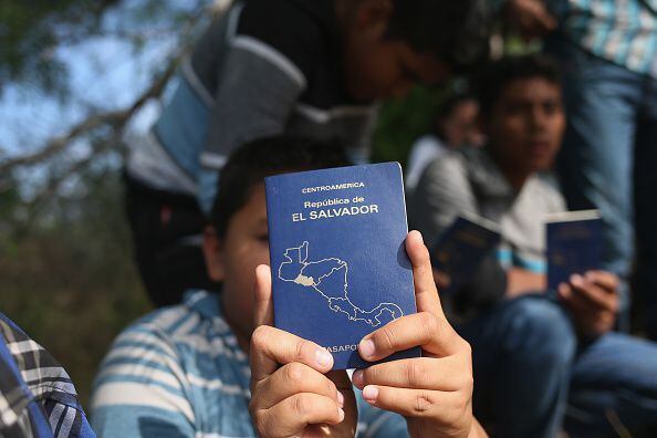 Familias salvadoreñas en Roma, Texas, cruzaron la frontera en busca de asilo en Estados Unidos.