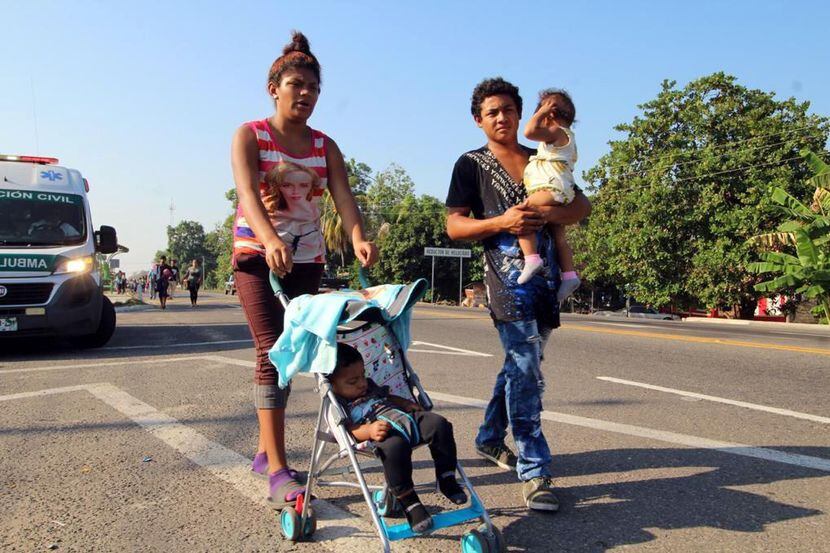 Una familia migrante de Centroamérica camina por las calles de San Cistobal de las Casas, en...