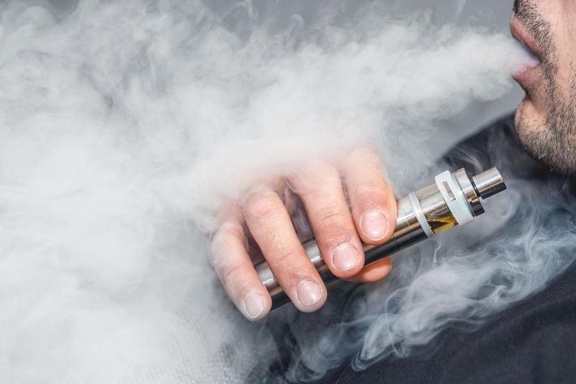 Un hombre inhala vapor de un cigarrillo electrónico.(GETTY IMAGES)

