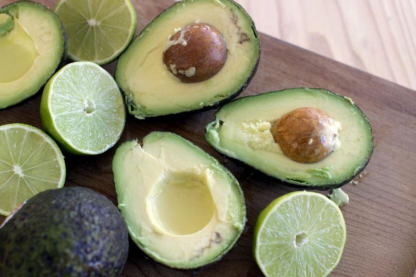 El ingrediente básico para el guacamole es el aguacate. Pero el secreto, explica Demián...