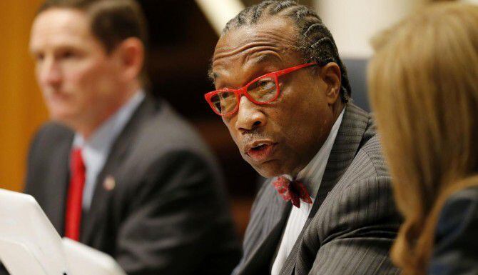 John Wiley Price (centro) en la Corte de Comisionados del condado de Dallas. (DMN/ARCHIVO)
