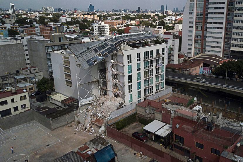 Uno de los edificios que se derrumbaron parcialmente en la Ciudad de México. AP
