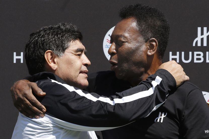 Diego Maradona y Pelé en evento el jueves en París. Foto GETTY IMAGES
