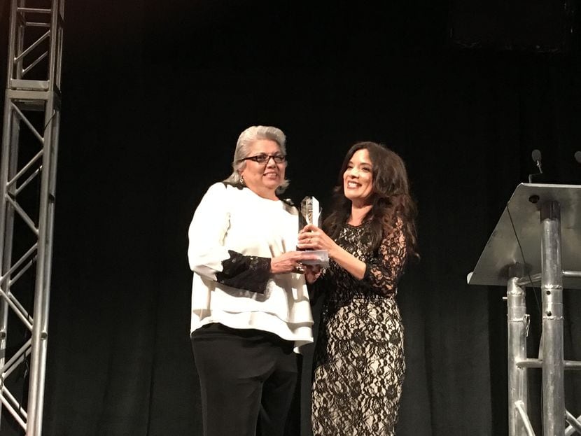 Tommi Lyle (izq.), del Distrito Escolar de Dallas, recibió el Chairwoman’s Award por parte...