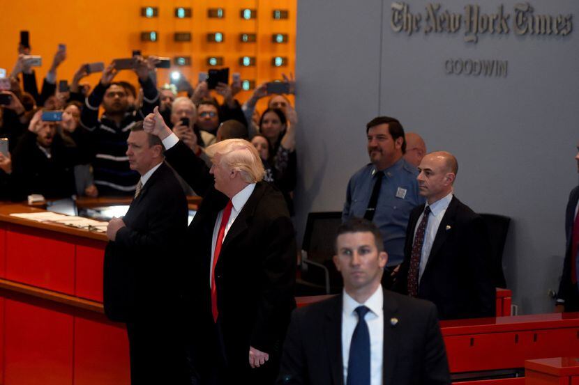 El presidente electo Donald Trump, saluda a la multitud después de salir de una entrevista...