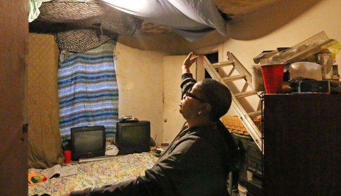 
				Joanne Bonner muestra el techo dañado en la casa donde vive con su familia, en Lawrence...