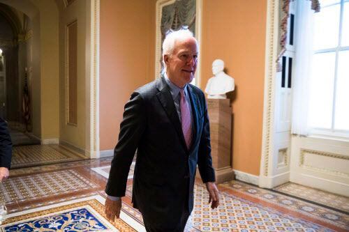 El senador John Cornyn de Texas, camina hacia la cámara del senado. Foto AP
