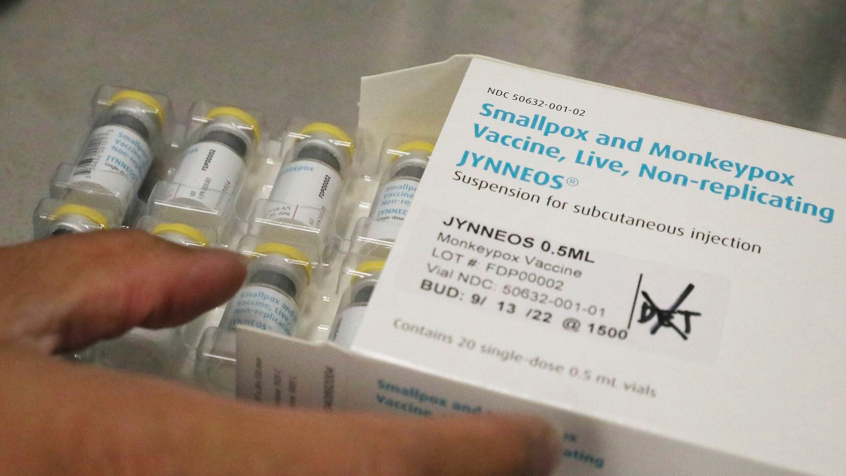 El farmacéutico Jonathan Parducho abre una caja de vacunas Jynneos para la viruela símica en...
